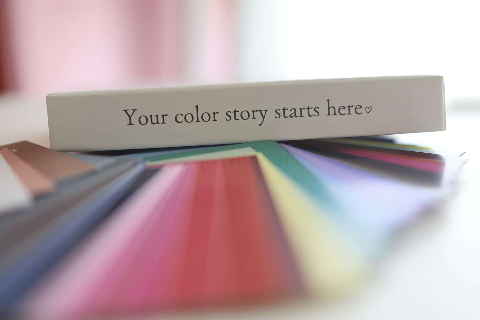 カラースウォッチと「Your color story starts here」のカード
